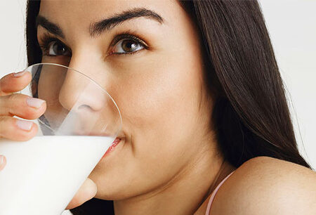 Latte, tre bicchieri al giorno aumentano il rischio di morte prematura nelle donne